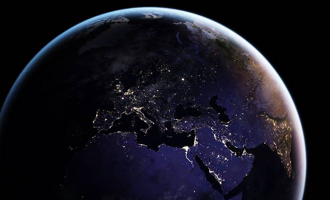 미 항공우주국(NASA)의 지구관측위성 수오미 NPP가 촬영한 지구의 야경. 밤을 낮처럼 밝히는 인공 조명 때문에 대도시 지역이 밝게 보인다. /NASA