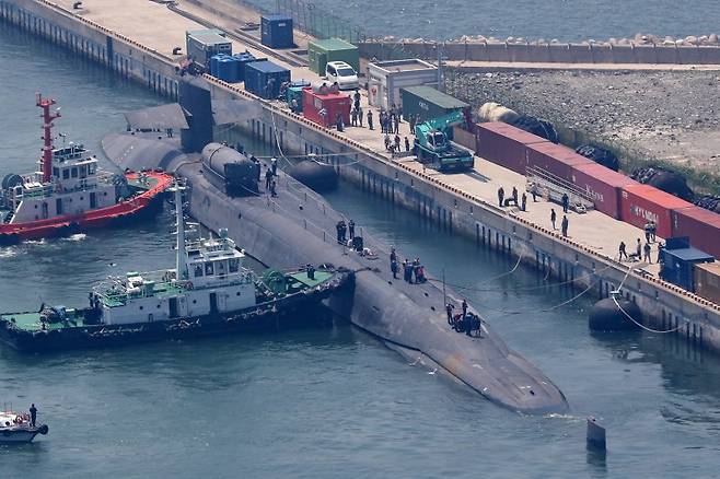 16일 오전 부산 해군작전사령부 부산작전기지에 미국 해군의 '오하이오'급 핵추진 순항유도탄 잠수함 '미시건'(SSGN-727)이 입항해 있다. SSGN의 방한은 2017년 10월 이후 5년 8개월 만으로 지난 4월 워싱턴선언에 담긴 ‘미국 전략자산의 정례적 가시성을 한층 증진시킬 것’이라는 합의 이행차원이다. 사진=뉴스1