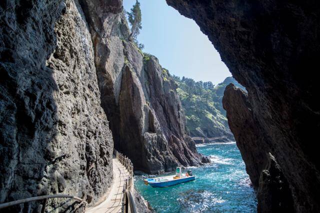 경북 울릉군 울릉읍 저동리와 도동리를 잇는 행남해안산책로가 깎아지른 듯한 해안절벽을 따라 이어지고 있다. 울릉군 제공
