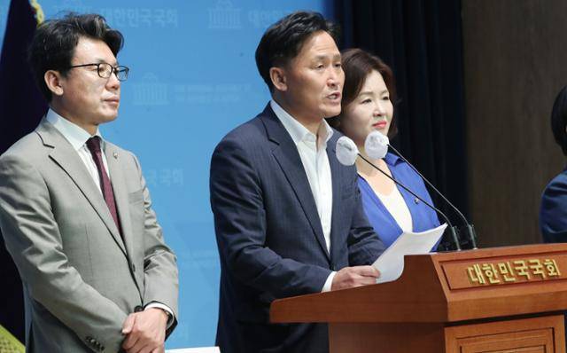 더불어민주당 소속 김영진(가운데) 국회 환경노동위원회 간사가 16일 오전 서울 여의도 국회 소통관에서 대법원의 손배책임 제한 판결 취지에 따른 국민의힘의 노조법 개정안 처리 동참 촉구 기자회견을 하고 있다. 왼쪽부터 진성준 의원, 김 의원, 이수진 의원, 뉴스1