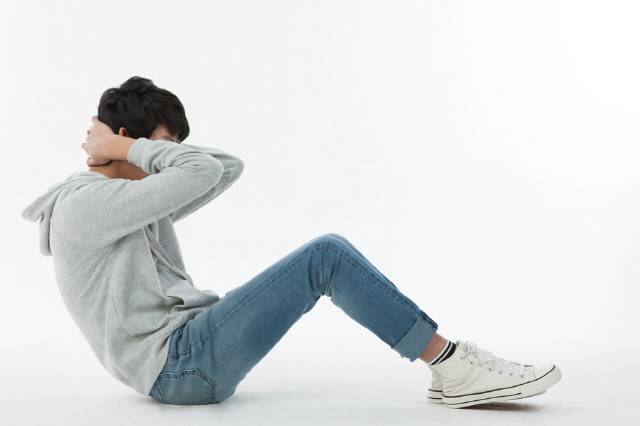 척추질환자나 고령층, 과체중인 사람들에게는 윗몸일으키기가 허리 건강을 해칠 수 있어 주의해야 한다./사진=클립아트코리아