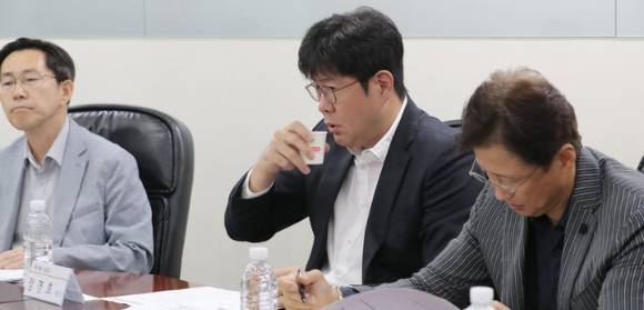 16일 오전 서울시 강남구 논현동 KBL센터에서 데이원 농구단 제명 여부 결정 등 안건으로 열린 임시총회에서 정경호(가운데) 데이원 단장이 목을 축이고 있다. [사진=뉴시스]