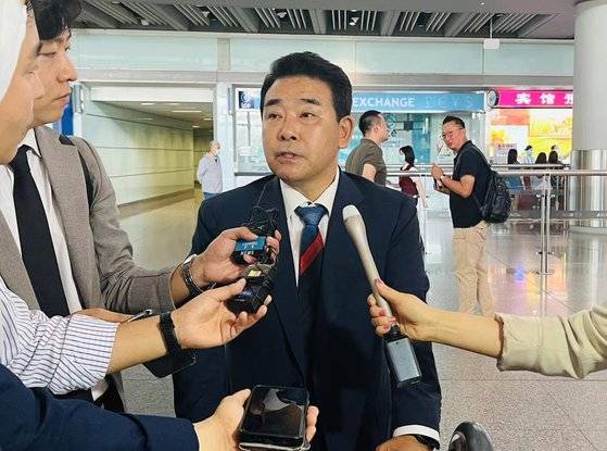 베이징 공항 도착한 박정 민주당 의원. 연합뉴스