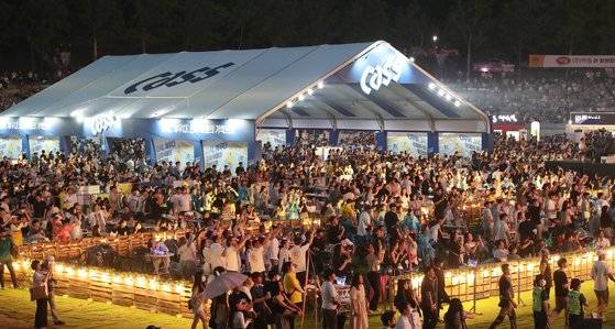 지난해 대구 달서구 두류야구장에서 열린 '2022 대구치맥페스티벌'을 찾은 시민들이 치킨·맥주와 함께 즐거운 시간을 보내고 있다. 뉴스1