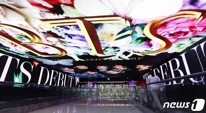 (서울=뉴스1) 박지혜 기자 = 15일 인천국제공항 1터미널 아트미디어터널에 방탄소년단(BTS) 데뷔 10주년 축하 영상이 나오고 있다. 방탄소년단(BTS) 데뷔 10주년을 맞아 전 세계 해외팬들이 한국을 주목하는 가운데 엔데믹과 맞물려 실제 한국여행을 즐기는 외국인 여행객 수가 크게 늘어난 것으로 나타났다. 지난 14일 여행 플랫폼 트립닷컴이 발표한 예약 현황에 따르면 세계적인 아이돌 그룹 방탄소년단의 데뷔 10주년을 기념하기 2주간(6.12~25) 열리는 'BTS 페스타' 기간 중 한국을 방문하는 외국인 여행객의 수가 지난달 대비 13% 증가했다. 페스타 기간 전 2주와 비교해서 4.5% 증가한 수치다. 2023.6.15/뉴스1 Copyright (C) 뉴스1. All rights reserved. 무단 전재 및 재배포 금지.