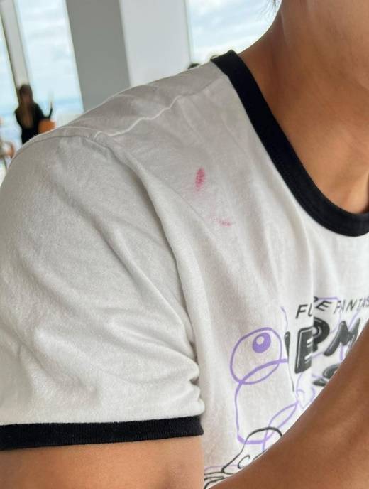 Dancer HoneyJay showed her love for Husband a Friendly Talk (34).On the 16th, HoneyJay posted several photos of Husband a friendly talk with a photograph saying, I like clothes and I am so neat and Lipstick is a decent man.In the T-shirt of the photographic genus a friendly talk, HoneyJays Lipstick is buried.In another photogram, HoneyJay is taking a photogram in front of a mirror with a friendly talk. The two are looking at the mirror with their cell phones.HoneyJay paired her loose-fitting T-shirt with wide pants to create a stylish vibe; sunglasses are also a point.The netizens who checked the post responded positively, saying, Lets go to the second, Its love, and My sister Lipstick is love.Meanwhile, HoneyJay married Husband fashion industry worker A Friendly Talk in November last year, with daughter Love (Tae-Myung) in her arms.