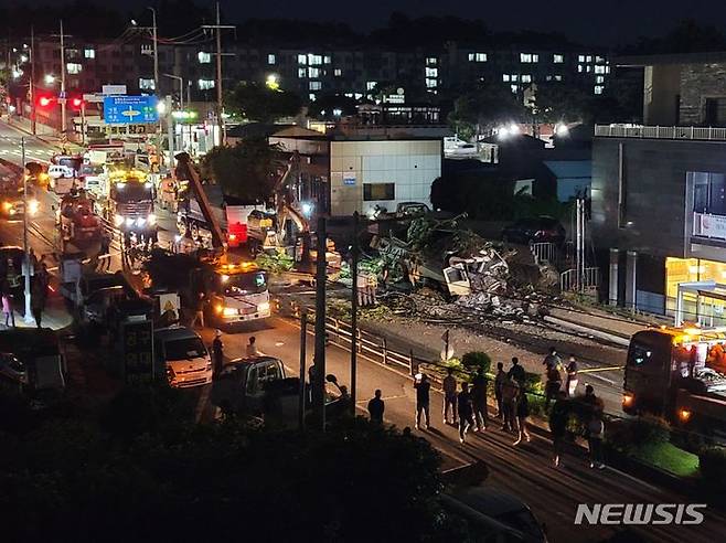 [제주=뉴시스] 오영재 기자 = 15일 오후 제주 서귀포시 동홍동 한 교차로에서 25t 트럭이 차량 2대와 오토바이를 들이받아 2명이 숨지고 2명이 부상을 입는 사고가 발생했다. 2023.06.15. oyj4343@newsis.com