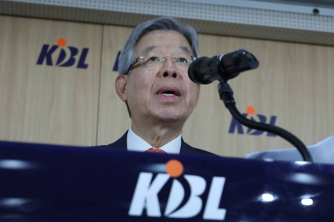 김희옥 KBL 총재가 16일 오전 서울 강남구 KBL센터에서 고양 데이원의 회원자격을 박탈하기로 한 임시총회 결정을 발표하고 있다. 연합뉴스