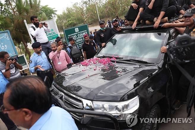 지난달 자동차를 타고 법정으로 향하는 임란 칸 전 총리  [EPA 연합뉴스 자료사진. 재판매 및 DB 금지]