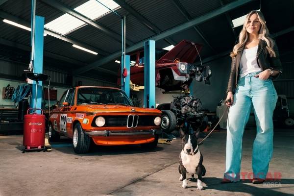 조지아 펙과 그녀의 불 테리어 뒤로 개조작업 중인 오브리 002가 보인다