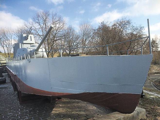 2019년 우크라이나 여행 때 촬영한 구소련 군함인데 제2 연평해전 당시 북한 경비정과 동일한 포와 포탑이 장착돼 있다. /권주혁 제공