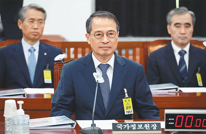 지난달 31일 국회 정보위원회에서 현안 질의를 기다리고 있는 김규현 국가정보원장. 김 원장은 이달 초 국정원 1급 인사를 단행했지만 윤석열 대통령은 재가 5일 만에 문제가 있다고 보고 이를 철회했다. 이에 따라 여권 내에서는  김 원장이 거취를 고민해야 할 상황 이라는 말이 나온다. 사진공동취재단