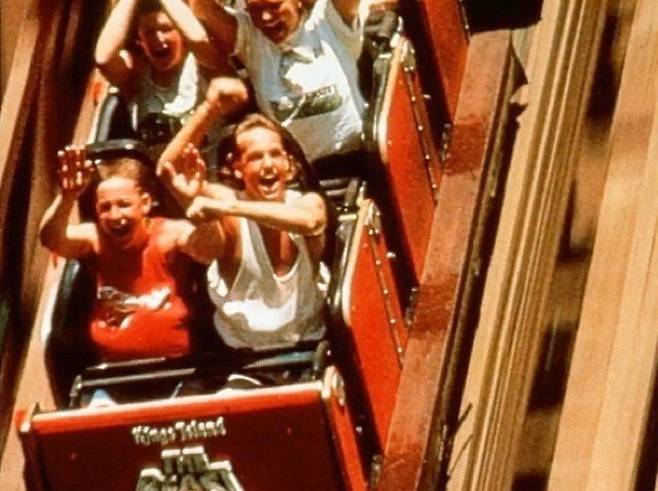 미국 스탠퍼드대 심리학과 연구팀이 실험에서 사용한 사진들. 노인들은 배우자가 병상에 누워 있는 모습 등 부정적 정서의 사진보다 
놀이공원에서 즐거운 시간을 보내는 것처럼 긍정적 정서의 사진들을 더 많이 기억해냈다. TED 강연 화면 캡처