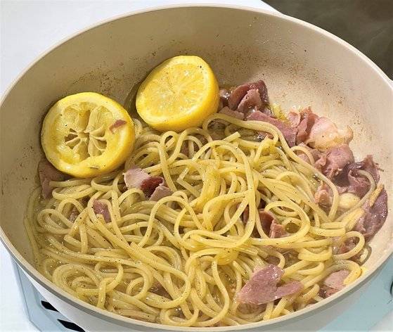 파스타 면에 면수를 넣고 충분히 볶아준다. 사진 이정웅