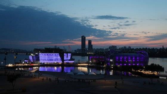 지난 12일 오후 서울 한강 세빛섬이 방탄소년단(BTS) 데뷔 10주년을 맞이해 ARMY 상징색인 보랏빛 조명을 밝히고 있다.  뉴스1