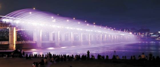 지난 12일 오후 그룹 방탄소년단(BTS)을 상징하는 색인 보랏빛으로 물든 반포대교에서 분수쇼가 펼쳐지고 있다.   연합뉴스