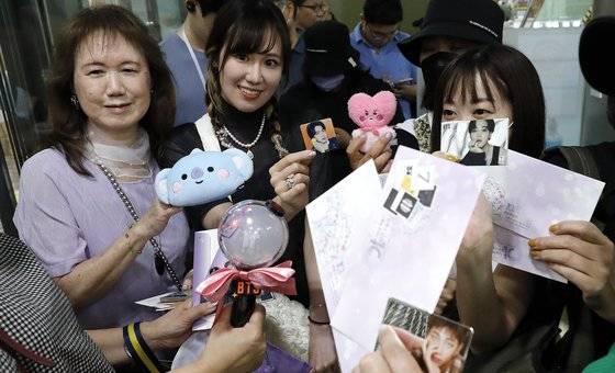 방탄소년단(BTS) 데뷔 10주년을 맞아 기념우표가 정식 판매를 시작한 지난 13일 서울 중구 서울중앙우체국에서 외국인 팬들이 우표 구입 대기줄을 기다리고 있다. 뉴스1