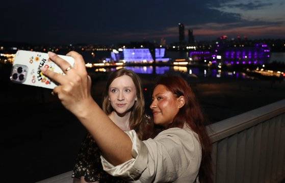 지난 12일 오후 방탄소년단(BTS) 데뷔 10주년을 맞이해 보랏빛 조명을 밝히고 있는 서울 한강 세빛섬에서 BTS팬인 아미들이 기념사진을 찍고 있다.  뉴스1