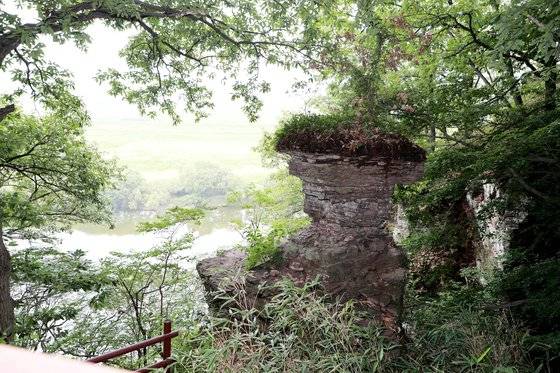 경남 의령군 정곡면 죽전리 '탑 바위' 모습. [사진 의령군]
