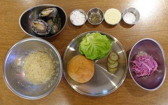 전복버거에 들어가는 재료들.