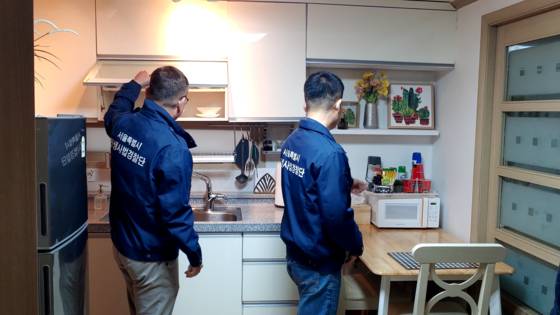 지난 4월 서울시 민생사법경찰단은 에어비앤비를 통해 불법 숙박업소를 운영한 숙박업자 76명을 공중위생관리법 위반 혐의로 입건했다. 불법 운영된 객실 내부를 확인하는 장면. [사진 서울시]