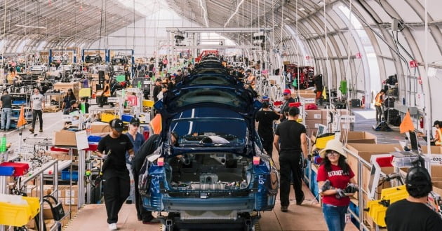 2018년 테슬라는 모델3 생산을 늘리기 위해 고군분투했다. 대량으로 들여온 로봇 라인이 말썽을 일으키자 공장 옆에 대형 천막을 치고 생산을 독려했다.
