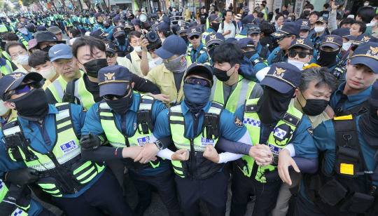 17일 오전 대구 중구 대중교통전용지구에서 열린 대구퀴어문화축제 행정대집행 현장에서 공무원과 경찰이 충돌하고 있다. 연합뉴스