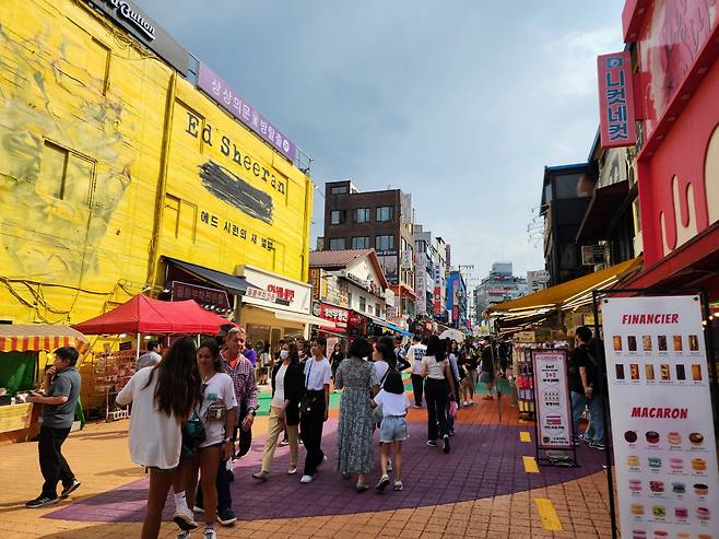 대만관광청이 로드쇼를 여는 홍대 거리