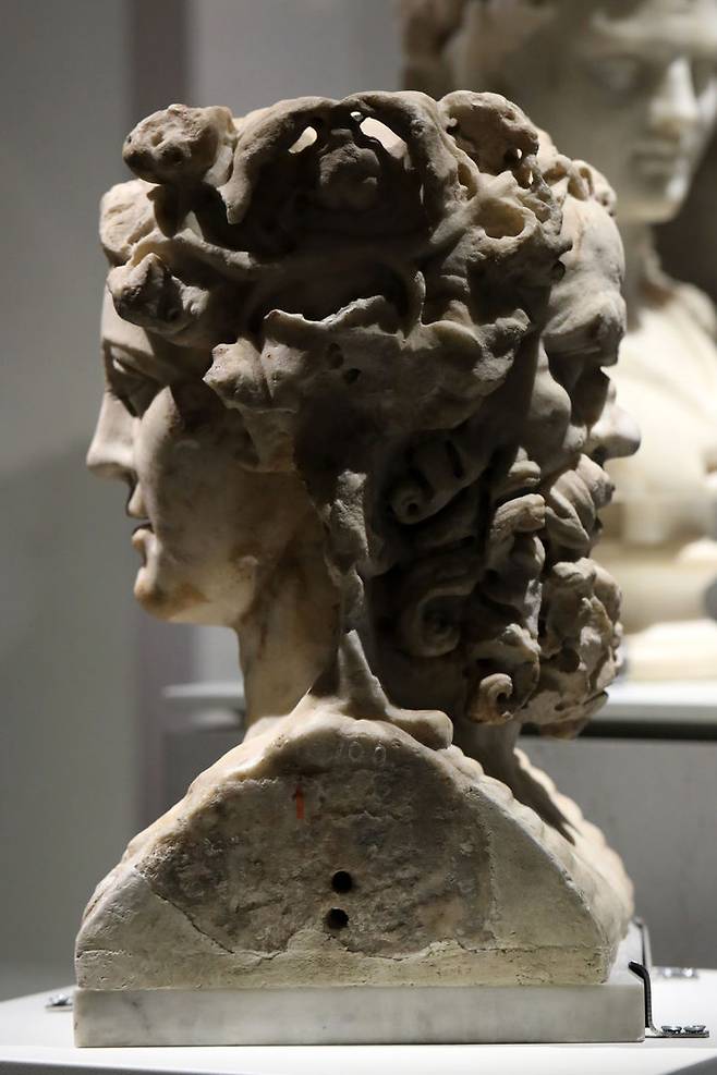 [서울=뉴시스] 박진희 기자 = '실레누스와 마이나스' 대리석 양면 헤르마. 그리스 문명의 아주 초기 교차로에 설치하던 상징적 기념물에서 기원한 고대 조각의 한 형태이다. 몸통을 상징하는 단순한 기둥 위에 정교하게 조각한 두상을 올렸다. 헤르마는 신들의 전령인 헤르메스에게서 이름을 따왔지만 헤르메스를 묘사하는 것은 아니었다. 로마 시대에는 두 개의 초상 조각을 맞붙인 형태의 헤르마로 빌라를 호화롭게 꾸몄다. 이 헤르마에는 바쿠스의 신의 무리인 살레누스와 마이나스의 얼굴을 앞뒤로 조각했다. 긴 곱슬머리의 마이나스는 바쿠스 신의 추종자로 격정적이고 제멋대로 행동한다. 반은 인간 반은 짐승인 실레누스는 동물적 본성에 따라 야수의 표정을 보여준다. 2023.06.17. pak7130@newsis.com *재판매 및 DB 금지