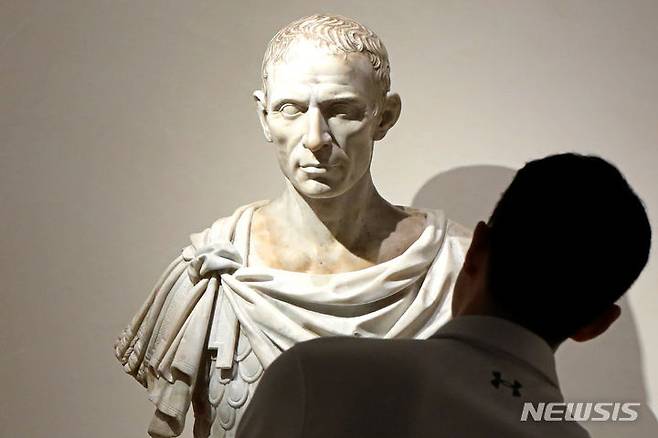[서울=뉴시스] 박진희 기자 = 역사에서 로마 장군 가이우스 올리우스 카이사르(기원전 100년~기원전 44년)는 갈리아 전쟁을 비롯한 여러 정복 전쟁에서 세운 공직과 원로원에서 살해된 사건으로 유명하다. 이 작품은 로마 시대에 제작한 두상을 로네상스 시대에 고풍스러운 홍상으로 보완한 것이다. 두상은 카이사르 사후, 즉 로마 제정 시대 초기에 만들어진 초상 유형을 변명한 형태이며, 수척한 얼굴이 특징이다. 이 초상 조각은 그가 죽은 뒤에 만들어졌기 때문에 개인의 얼굴 특징이 거의 보이지 않고 '디부스 율리우스(율리우스 신)'로서 신격화한 모습이다. 카이사르의 양자였으며 나중에 로마 제국의 초대 황제가 된 아우구스투스도 살해된 양부를 기리기 위해 이와 비슷한 초상 조각을 만들어 세우도록 했다. 2023.06.17. pak7130@newsis.com