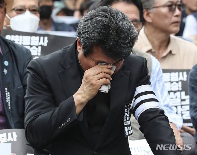 [서울=뉴시스] 김근수 기자 = 건설노조 故 양회동씨의 장례절차가 시작된 17일 서울 중구 세종대로 인근에서 열린  故 양회동 열사 범국민 추모대회에서 유가족이 눈물을 훔치고 있다. 2023.06.17. ks@newsis.com