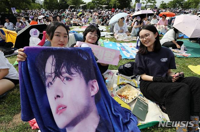 [서울=뉴시스] 조성우 기자 = 그룹 방탄소년단(BTS) 데뷔 10주년 기념 '2023 BTS 페스타'가 열린 17일 오후 서울 영등포구 여의도 한강공원에서 팬들이 BTS 음악을 들으며 즐거운 시간을 보내고 있다. 2023.06.17. xconfind@newsis.com