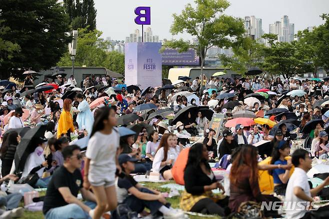 [서울=뉴시스] 조성우 기자 = 그룹 방탄소년단(BTS) 데뷔 10주년 기념 '2023 BTS 페스타'가 열린 17일 오후 서울 영등포구 여의도 한강공원 일대가 팬들과 시민들로 북적이고 있다. 2023.06.17. xconfind@newsis.com
