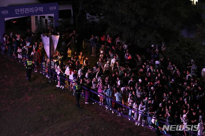 [서울=뉴시스] 조성우 기자 = 17일 오후 서울 영등포구 여의도 한강공원에서 열린 그룹 방탄소년단(BTS) 데뷔 10주년 기념 '2023 BTS 페스타'에서 팬들과 시민들이 불꽃쇼를 지켜보고 있다. 2023.06.17. xconfind@newsis.com