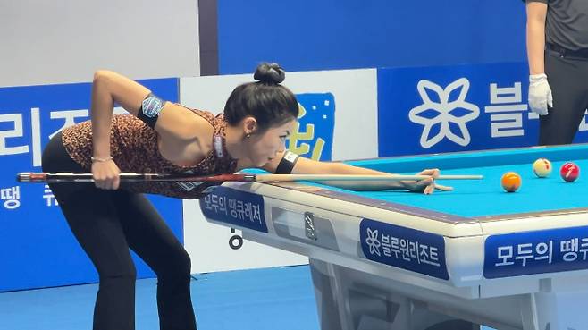 김가영이 16일 경북 경주 블루원리조트에서 열린 '경주 블루원리조트 PBA-LPBA 챔피언십' 여자부 8강전에 호피 무늬 민소매 경기복을 입고 출전해 샷을 구사하고 있다. PBA