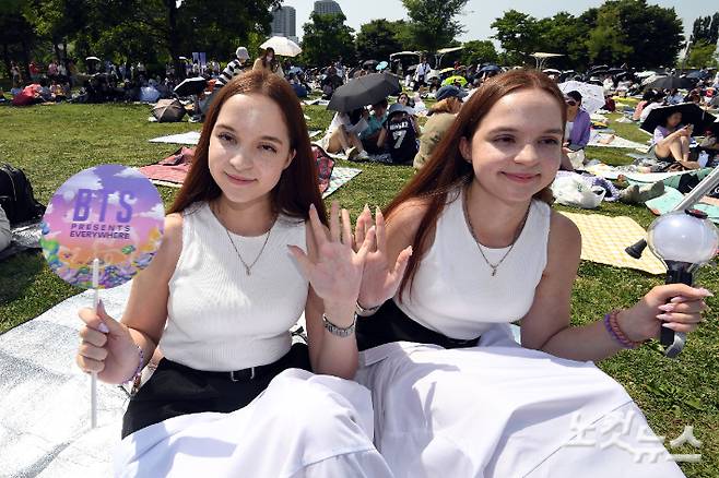 17일 오후 서울 여의도 한강공원 일대에서 진행된 방탄소년단(BTS) 데뷔 10주년 행사인 'BTS 10주년 페스타(FESTA)'를 찾은 '아미'(A.R.M.Y·방탄소년단 공식 팬클럽명)들이 집결해 행사를 즐기고 있다. 황진환 기자