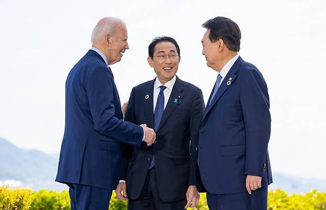 지난 5월 일본 히로시마 주요 7개국(G7) 정상회의 참석을 계기로 만난 한·미·일 3국 정상이 환하게 웃고 있다. 오른쪽부터 윤석열 대통령, 기시다 후미오 일본 총리, 조 바이든 미국 대통령. 바이든 대통령 SNS 캡처
