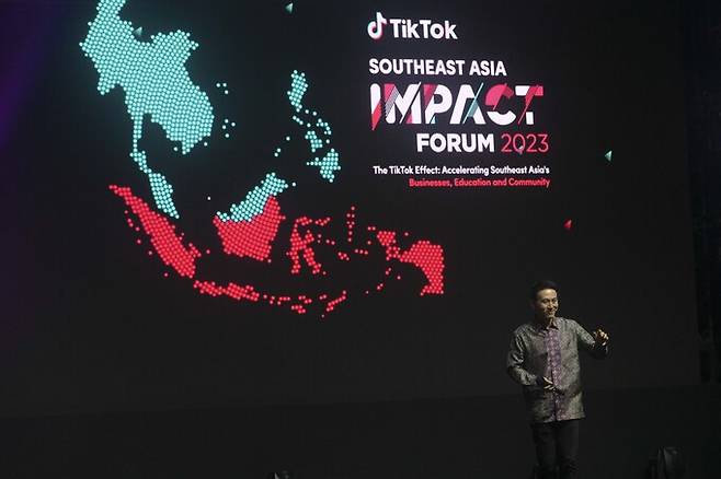 15일 인도네시아 자카르타에서 열린&nbsp;‘틱톡 임팩트&nbsp;포럼’&nbsp;기조연설에서 추쇼우즈&nbsp;최고경영자가 인도네시아 지도를 배경으로 프리젠테이션을 하고 있다. 자카르타=신화통신·연합뉴스