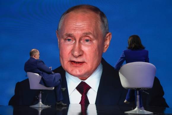 블라디미르 푸틴 러시아 대통령이 16일(현지시간) 상트페테르부르크 국제경제포럼(SPIEF)에서 연설하고 있다. 2023.6.16 TASS 연합뉴스