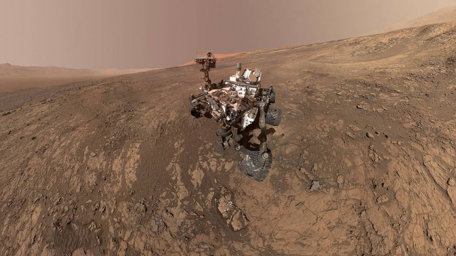 로버 ‘큐리오시티’가 화성에서 탐사활동을 하고 있다. 사진제공=나사