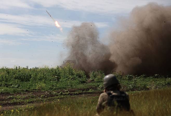 6월13일 우크라이나군 병사들이 도네츠크 지역의 바흐무트 인근 러시아 진지를 향해 로켓을 발사하고 있다. ⓒAFP 연합