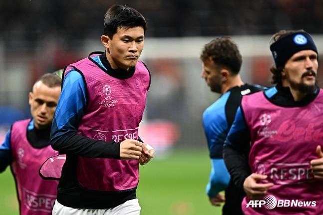 김민재(왼쪽)가 나폴리 동료들과 훈련 중인 모습. /AFPBBNews=뉴스1