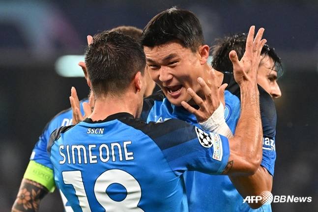 김민재가 동료와 기뻐하고 있다. /AFPBBNews=뉴스1