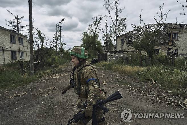 16일 블라호다트네 마을 수색 중인 우크라이나군 병사 [AP=연합뉴스]