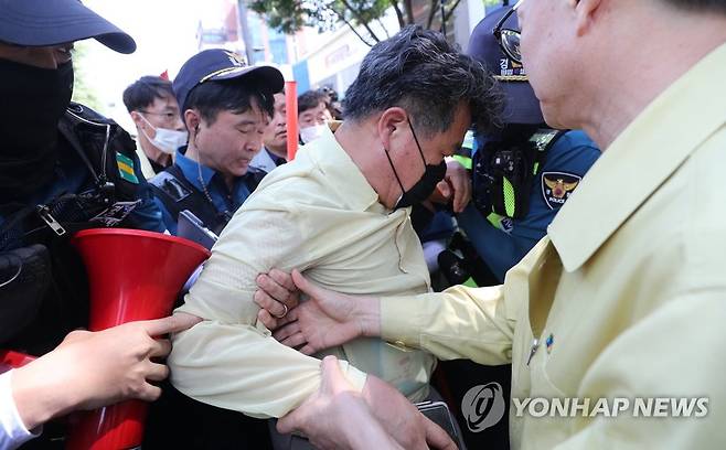 대구퀴어문화축제 행정대집행 (대구=연합뉴스) 윤관식 기자 = 17일 오전 대구 중구 대중교통전용지구에서 열린 대구퀴어문화축제 행정대집행 현장에서 한 공무원이 부상을 주장하며 현장 밖으로 이동하고 있다. 2023.6.17
psik@yna.co.kr