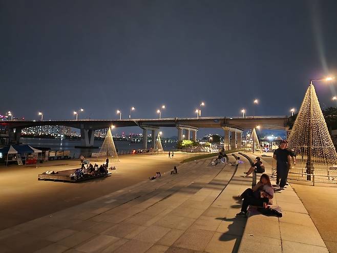 BTS 10주년 페스타 끝난 한강공원 (서울=연합뉴스) 안정훈 기자 = 17일 BTS 10주년 행사가 끝나고 난 후 서울 여의도 한강공원 일대가 쓰레기 없이 깔끔한 모습이다. 2023.6.17 hug@yna.co.kr