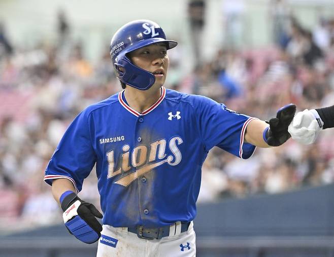 (서울=뉴스1) 15일 오후 서울 송파구 잠실야구장에서 열린 2023 신한 SOL KBO리그 삼성 라이온즈와 LG 트윈스의 경기, 1회말 주자 1,2루 상황에서 삼성 김태군의 적시타로 득점한 김지찬이 기뻐하고 있다.