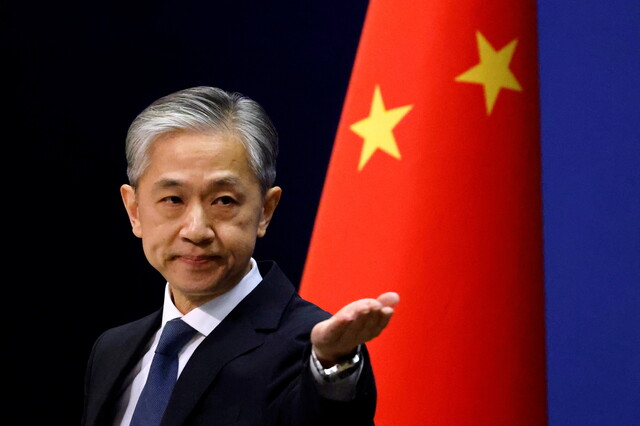 왕원빈 중국 외교부 대변인이 정례 브리핑을 하고 있다. REUTERS