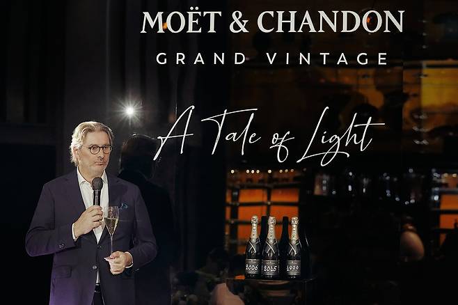 브누아 구에즈 모엣 & 샹동 셀러 마스터가 지난 3월 롯데 잠실 시그니엘에서 열린 그랑 빈티지 2015 출기 행사에서 이번 빈티지에 대해 설명하고 있다. [사진 모엣 & 샹동]