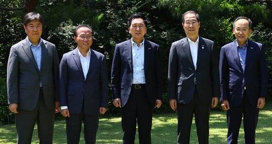 김대기(왼쪽부터) 대통령 비서실장, 윤재옥 국민의힘 원내대표, 김기현 당 대표, 한덕수 국무총리, 추경호 경제부총리 겸 기획재정부 장관이 18일 오후 서울 종로구 총리 공관에서 열린 고위당정협의회에 앞서 기념촬영을 하고 있다. 김현동 기자